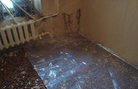 Укладка полиэтиленовой пленки на керамзит